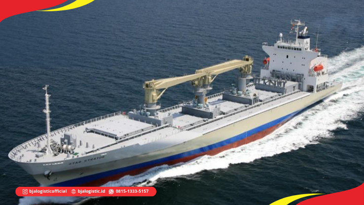 General Cargo Ship dengan crane untuk bongkar muat kargo
