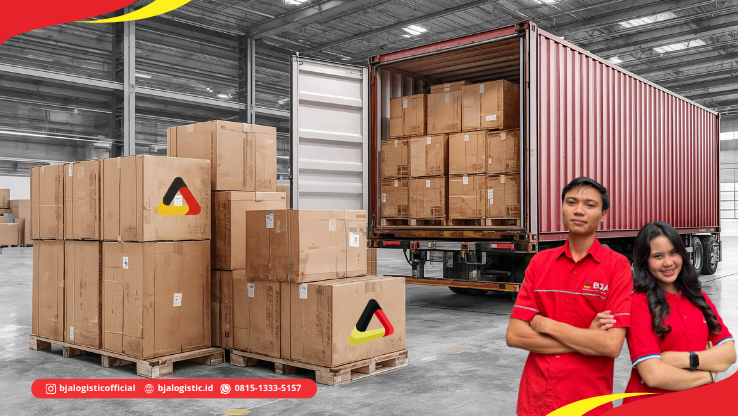 Pengelola warehouse sedang mengatur dan mengelola barang di gudang